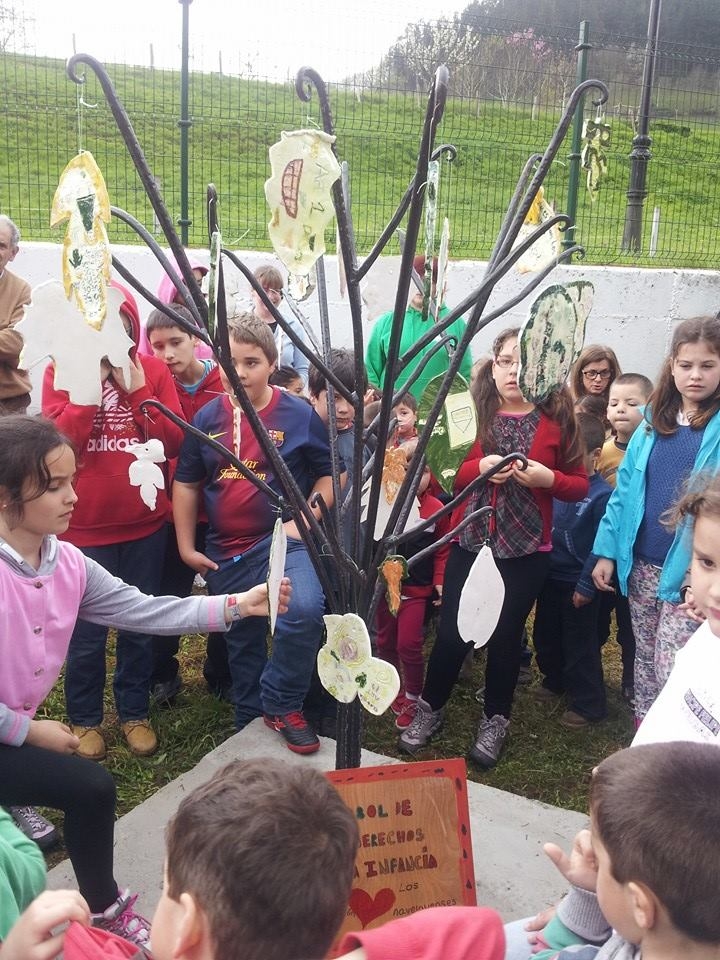 Navelgas (Tineo, Asturias) celebró el Día del Árbol con alusiones a los derechos de la infancia