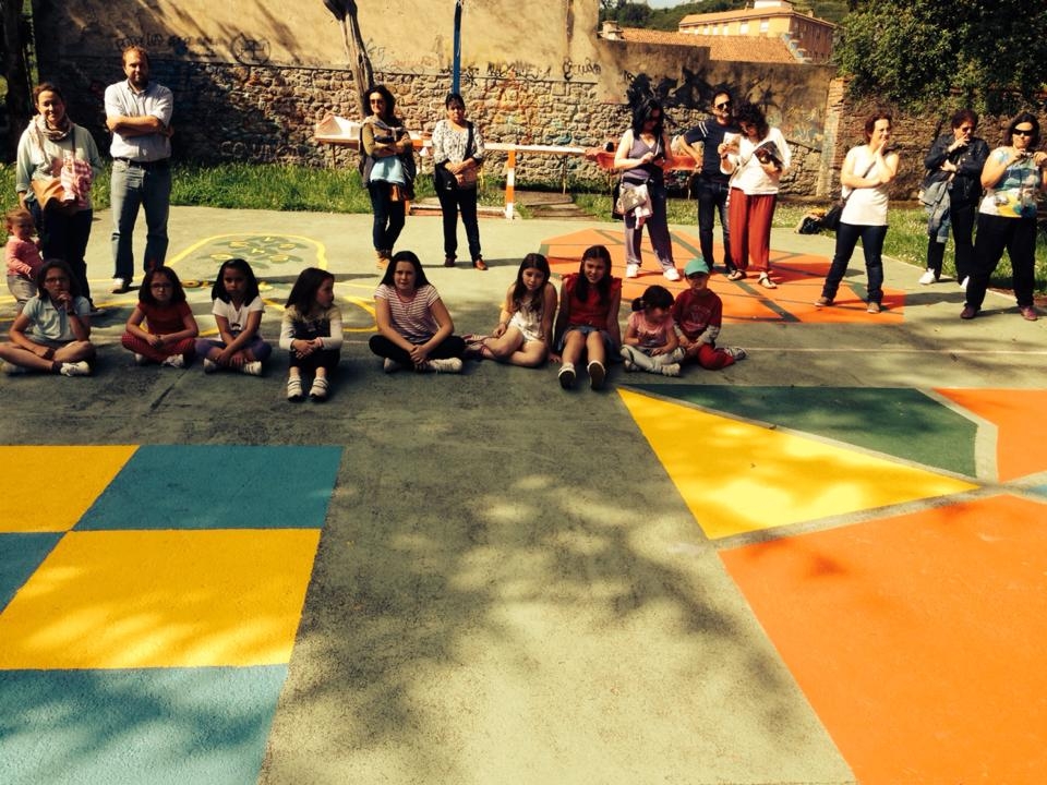 Los niños y niñas de Colunga (Asturias) esteran la pista de juegos ideada por ellos mismos